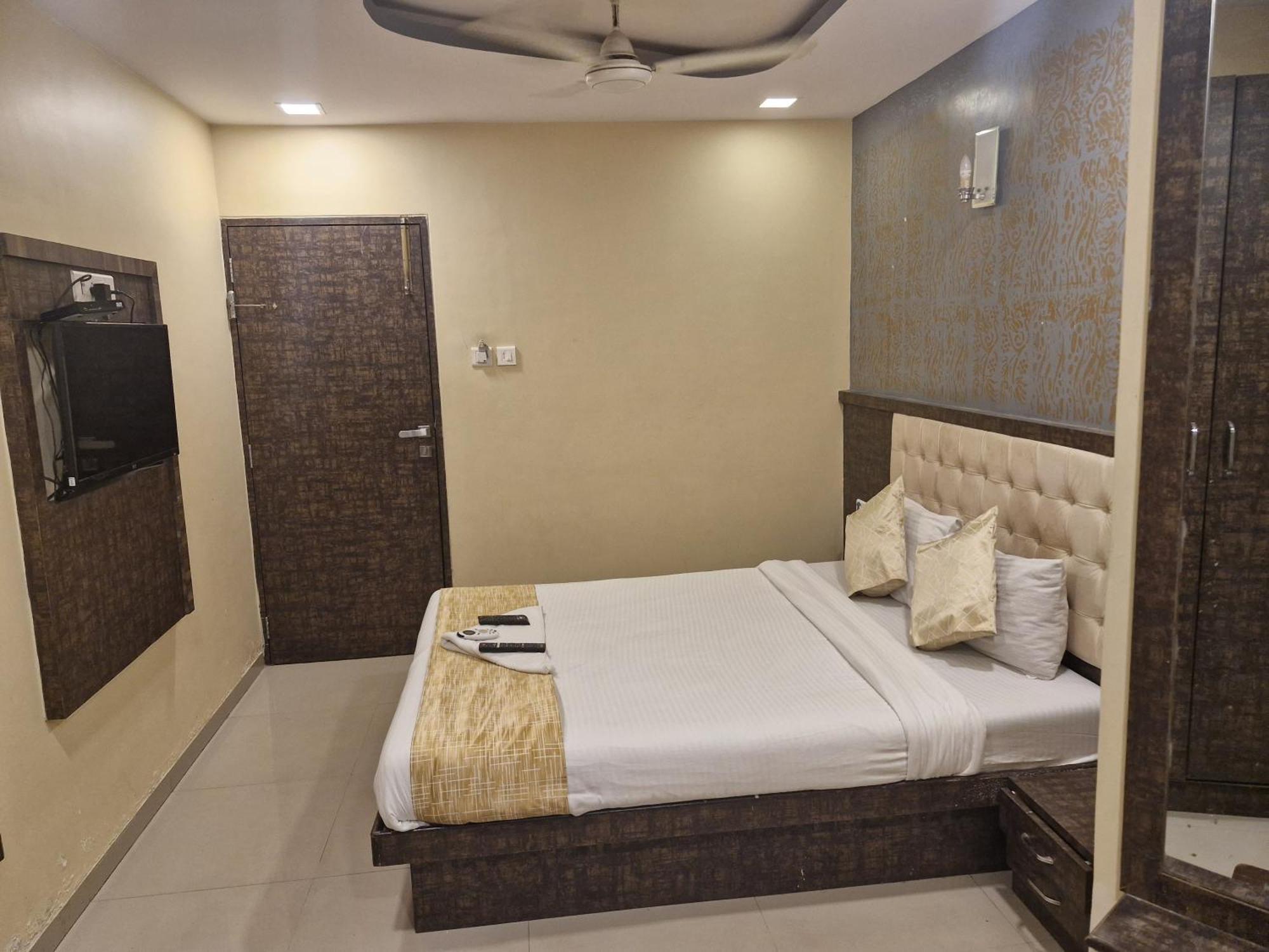 Hotel Crystal Park Near Nesco Exhibition Center Bombay Exterior foto