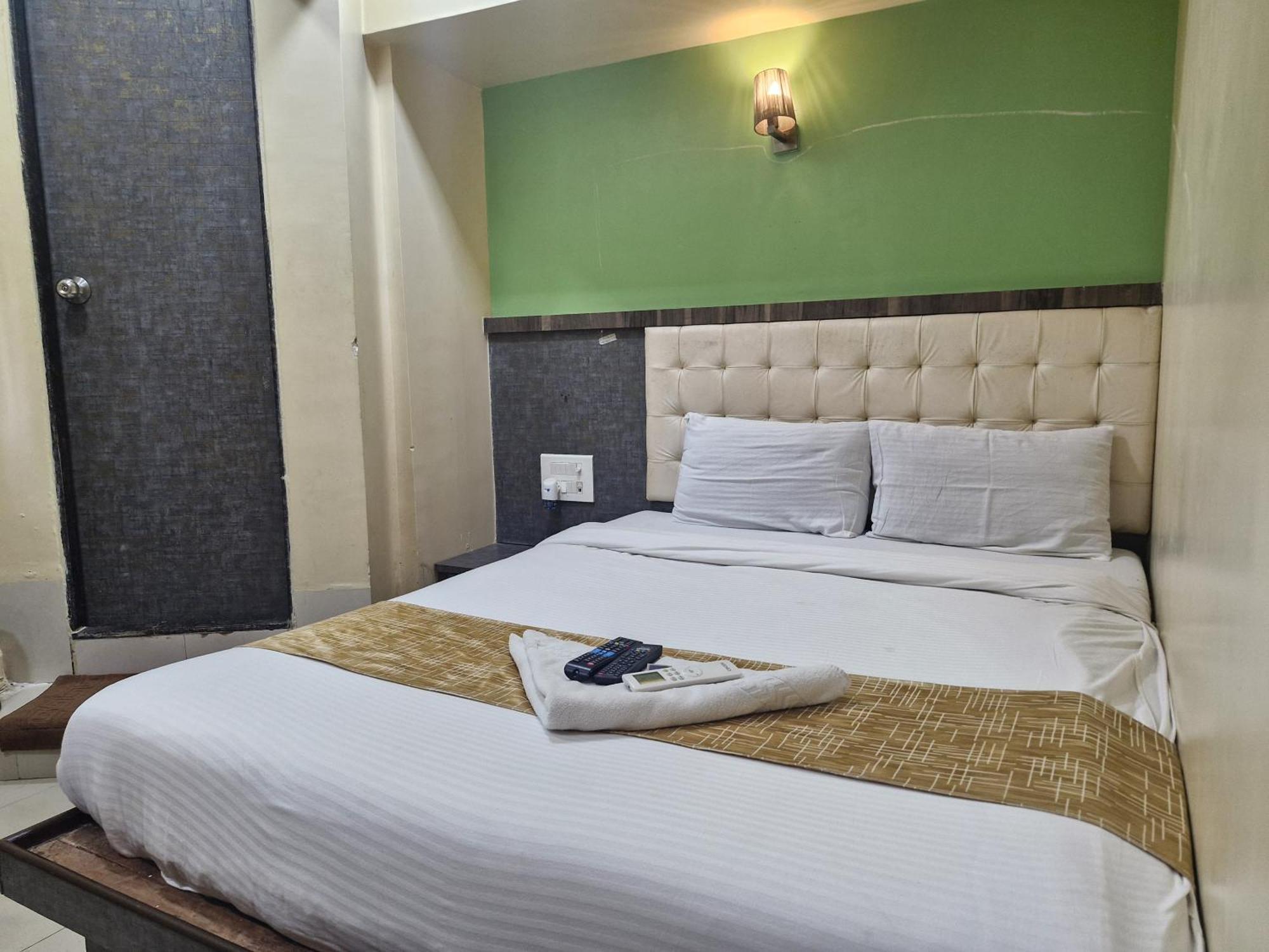 Hotel Crystal Park Near Nesco Exhibition Center Bombay Exterior foto